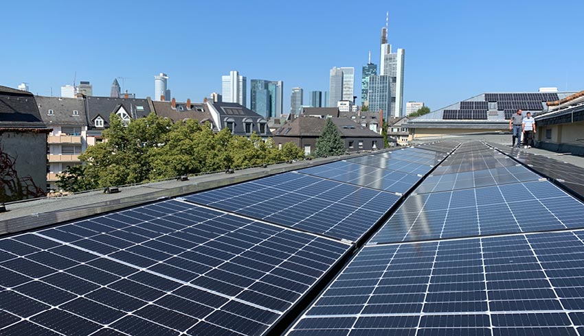 Solaranlage auf dem Dach der Textorschule. Im Hintergrund die Frankfurter Sykline.
