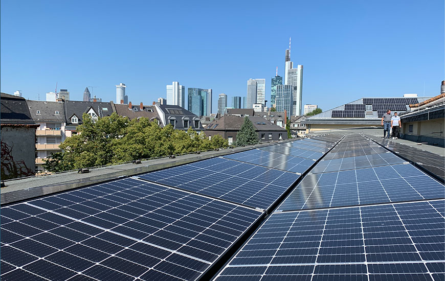 Solardach auf dem Dach der Textorschule in Frankfurt. Dahinter die Frankfurter Skyline