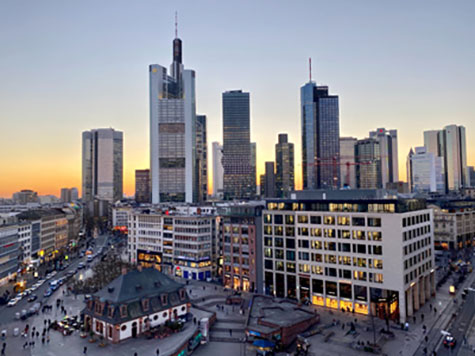 Die Frankfurter Skyline, davor die Hauptwache aus Vorgelperspektive