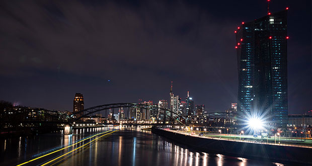 Die nicht beleuchtete EZB in Frankfurt, dahinter die dunkle Skyline