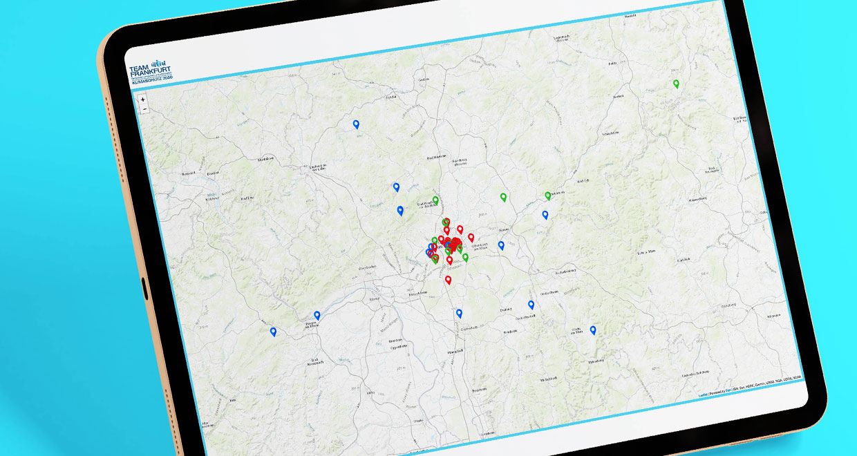 Die interaktive Karte von Frankfurt in einem Ipad. Mit roten, grünen und blauen Markierungen sind Ausflugziele markiert