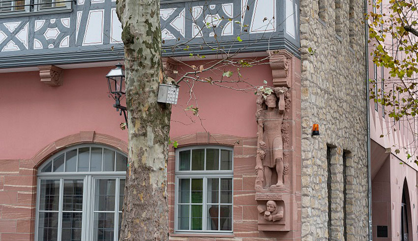 Eine Fassade der Frankfurter Altstadt kombiniert Fachwerk mit Sand- und Naturstein..