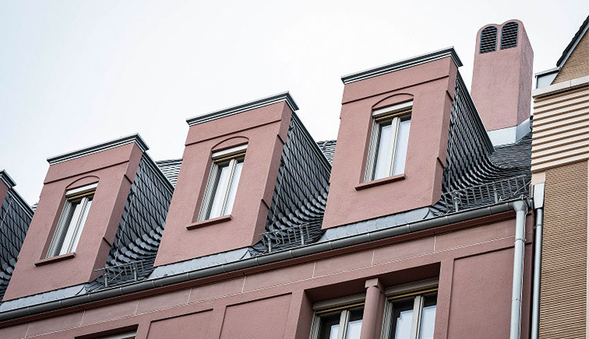 Gaubenfenster in der Frankfurter Altstadt mit einem darüberliegen Lüftungsauslass