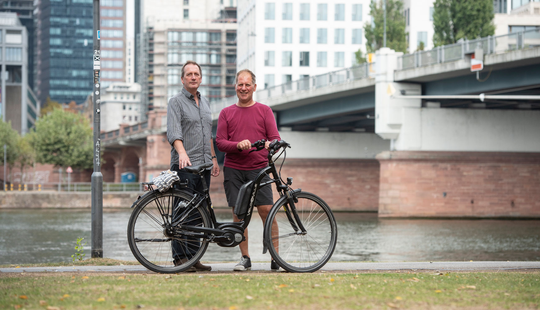 Herbert Riemann und Klaus Grund mit Fahrrad am Main