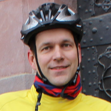 Timo Michael in Fahrradhelm und -funktionskleidung