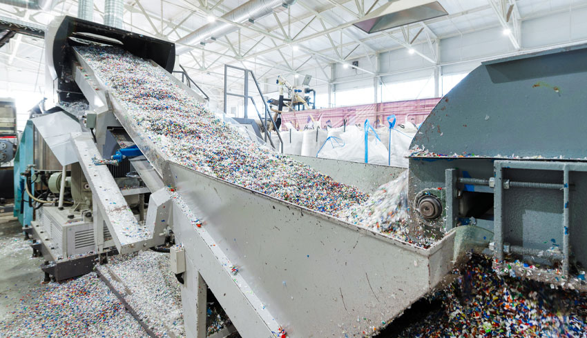 In einer Recyclinganlage wird Plastik zerschreddert.