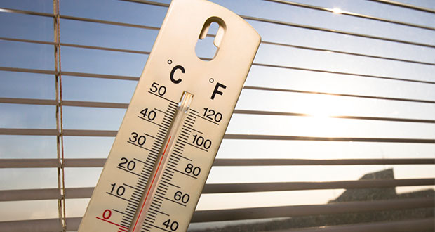 Ein Thermometer vor einem Fenster, es zeigt 36 Grad Celsius an.