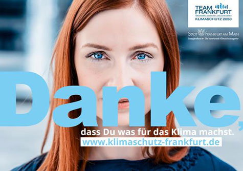 Ein Plakat der Danke Kampagne. Eine Frau mit blauen Augen und roten Haaren schaut in Kamera. Davor der Schriftzug "Danke, dass du was für das Klima machst. www.klimaschutz-frankfurt.de"