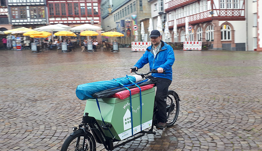 Marc Dauner vom Energiepunkt FrankfurtRheinMain e. V. fährt über den Römer in Frankfurt mit einem Lastenrad
