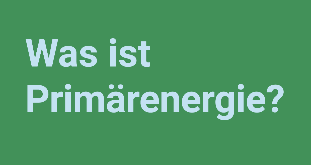 Schriftzug "Was ist Primärenergie" in hellblau auf grünem Hintergrund