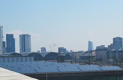 Solaranlage auf dem Dach der DB Halle, Skyline im Hintergrund